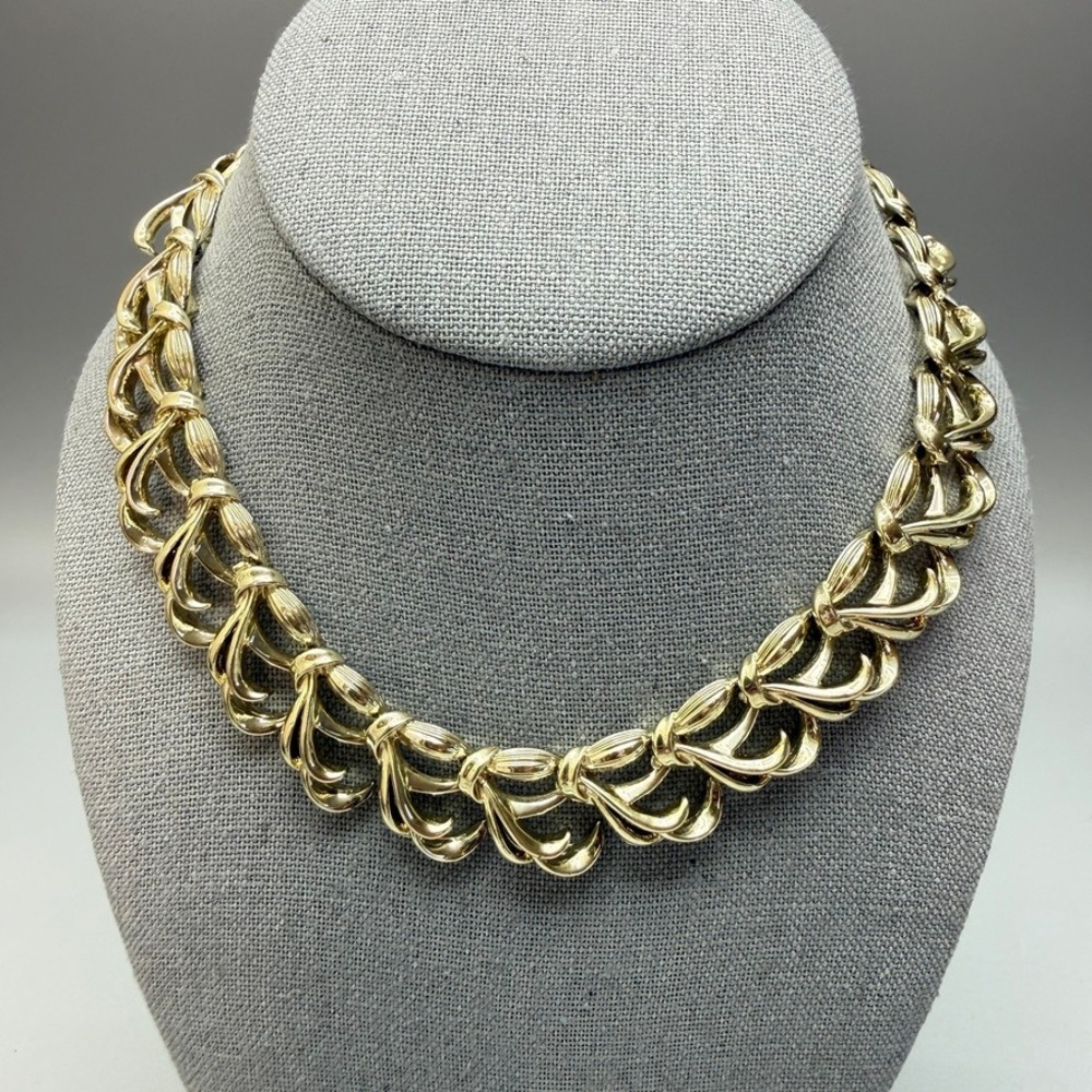 Coro Vintage Gold Tone Choker Necklace 14 -18" MCM Swoop Leaf Link Statement